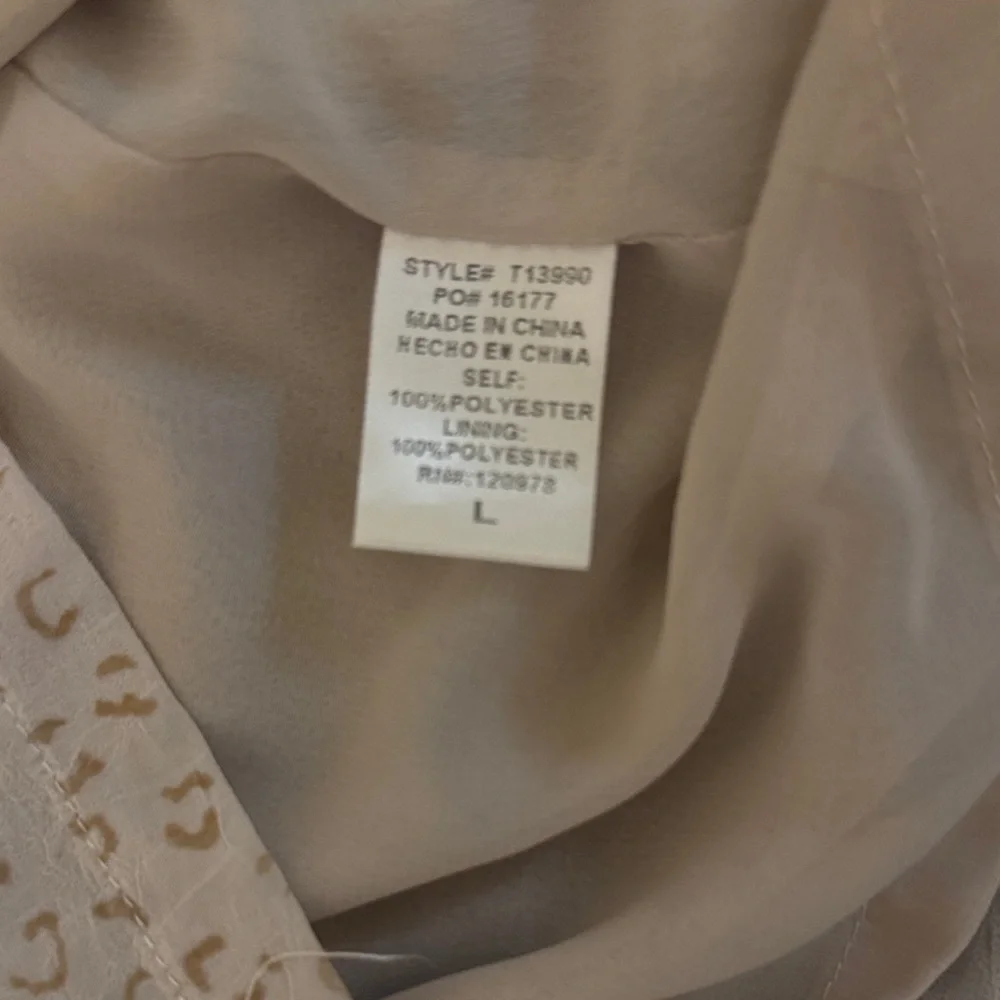 Entro Women's Cream Patterned V-Neck Blouse Size Large - Picture 10 of 12